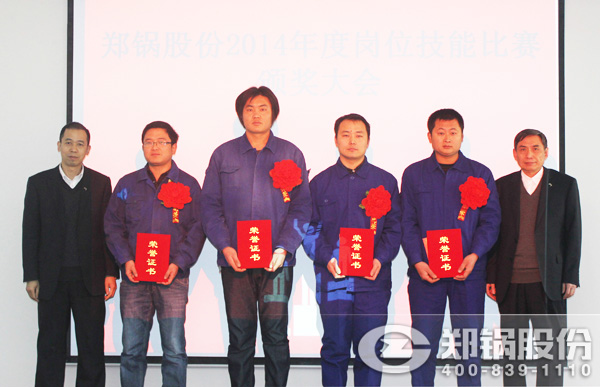 電子商務(wù)及銷售管理總監(jiān)張修冰、質(zhì)量總監(jiān)能江嶺為獲獎第三名員工鄭軍等頒發(fā)榮譽(yù)證書