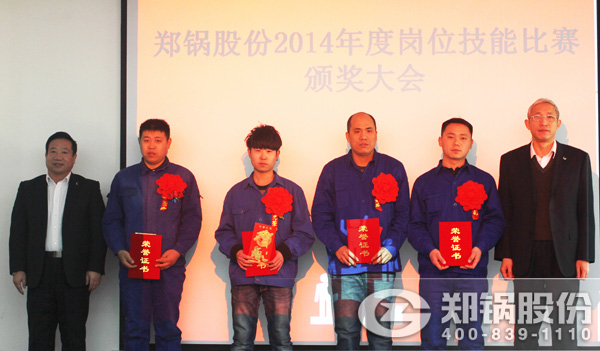 副總裁張文輝、總經(jīng)理?xiàng)钣枞A為獲獎第二名員工胡勝偉、吳鵬飛、劉衛(wèi)鋒等頒發(fā)榮譽(yù)證書